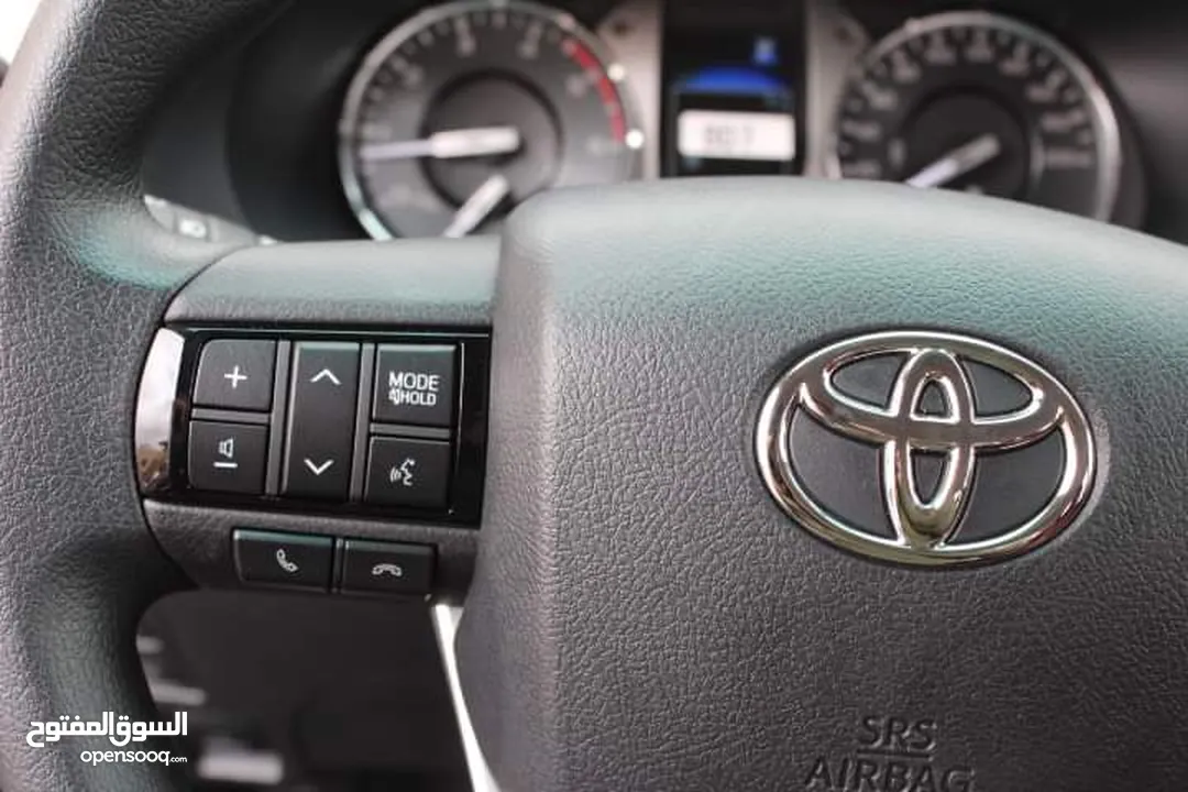 بك اب Toyota Hilux لون اسود فاخر