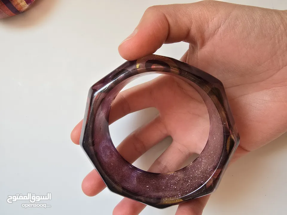 اساور زجاجية ملونة جميلة كبيرة