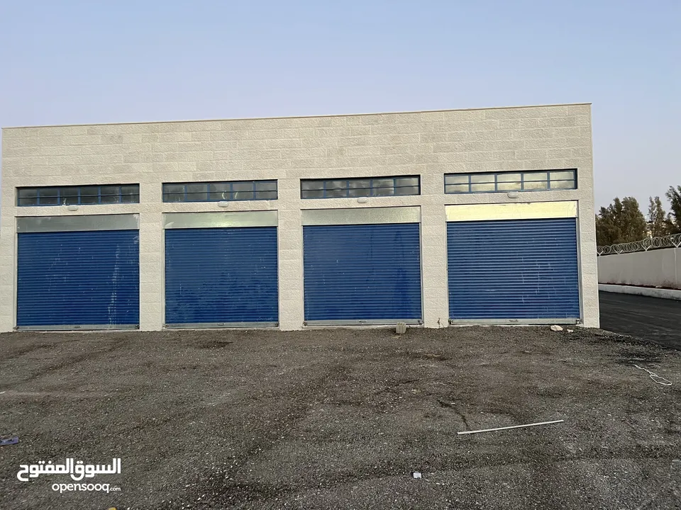 4 مستودعات متجاورة بمساحة إجمالية 211 متر – واجهة حجر وموقع مميز في الهاشمية