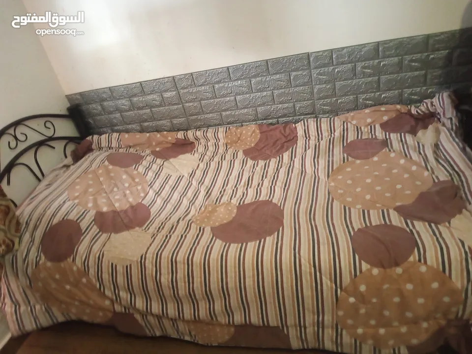 طقم كنب +خزانة +مراي +تخت مفرد حديد مع الفرشة بحالة جيدة
