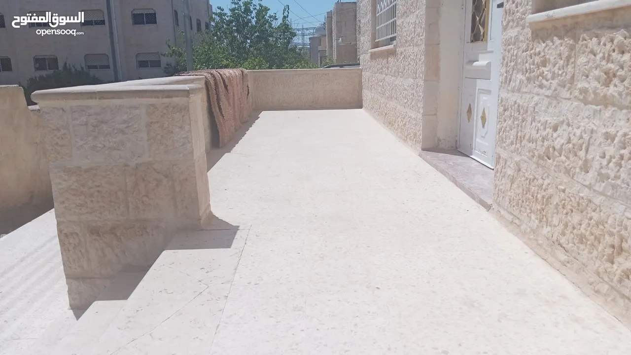 منزل للبيع مكون من 3 طوابق ومساحات خارجيه واسعه على شارعين