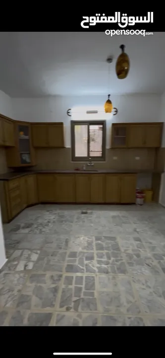 شقة للايجار السنوي شارع عصيرة قريبة من جميع الخدمات