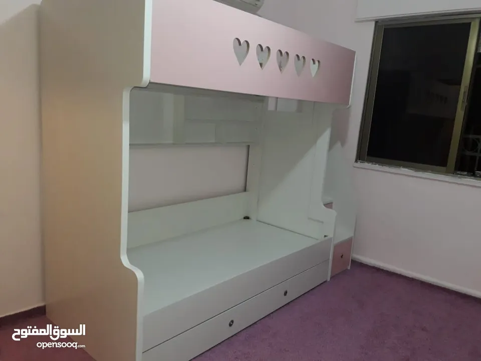 تخت طابقين ثلاثي مكفول 5 سنوات بحمل 150 كيلو  الخشب لامنيت مسمك ع خمالتين 3.5 سم
