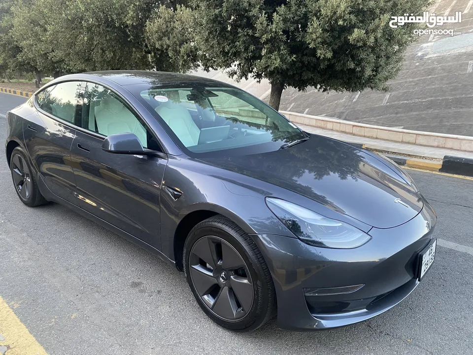 Tesla Model 3  موديل 2023 جمرك جديد  فحص أوتوسكور B+ بدفعة لا تقل عن 10 الاف دينار