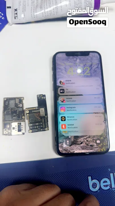 خدمة تصليح الهواتف و الايباد  متوفر شاشات وجميع قطع الغيار بأسعار الجملة ضمان على جميع الخدمات