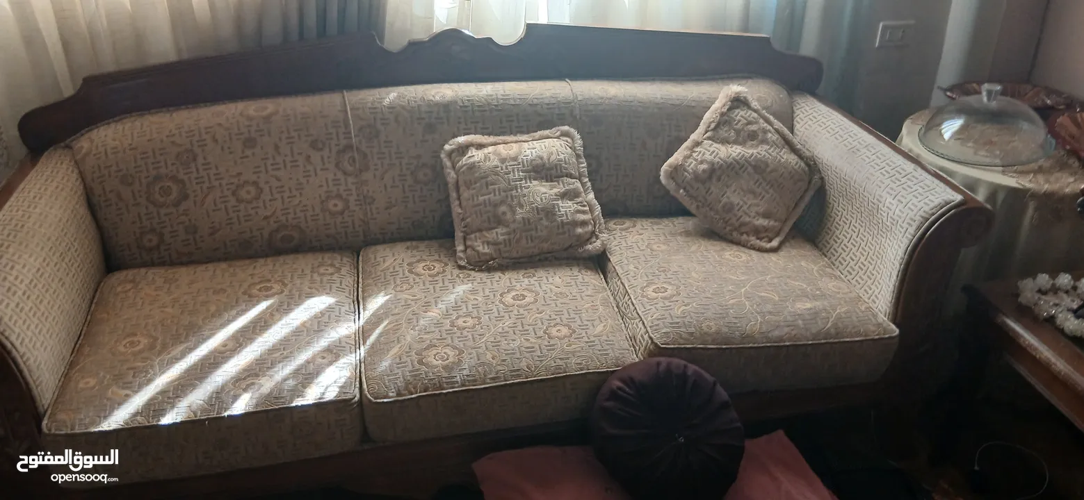 طقم كنب بحالة الوكاله مع طاولات