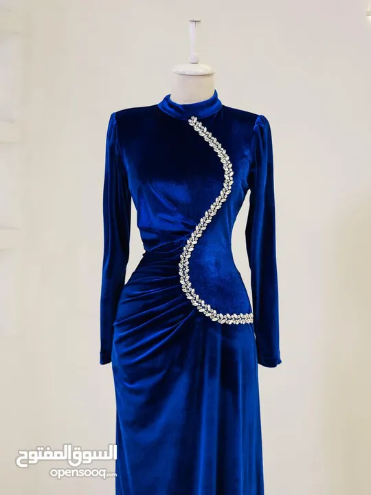 فستان سهرة أزرق مخمل راقي ، فخم و بحالة ممتازة ، مناسب للسهرات و الخطوبة و الأعراس .