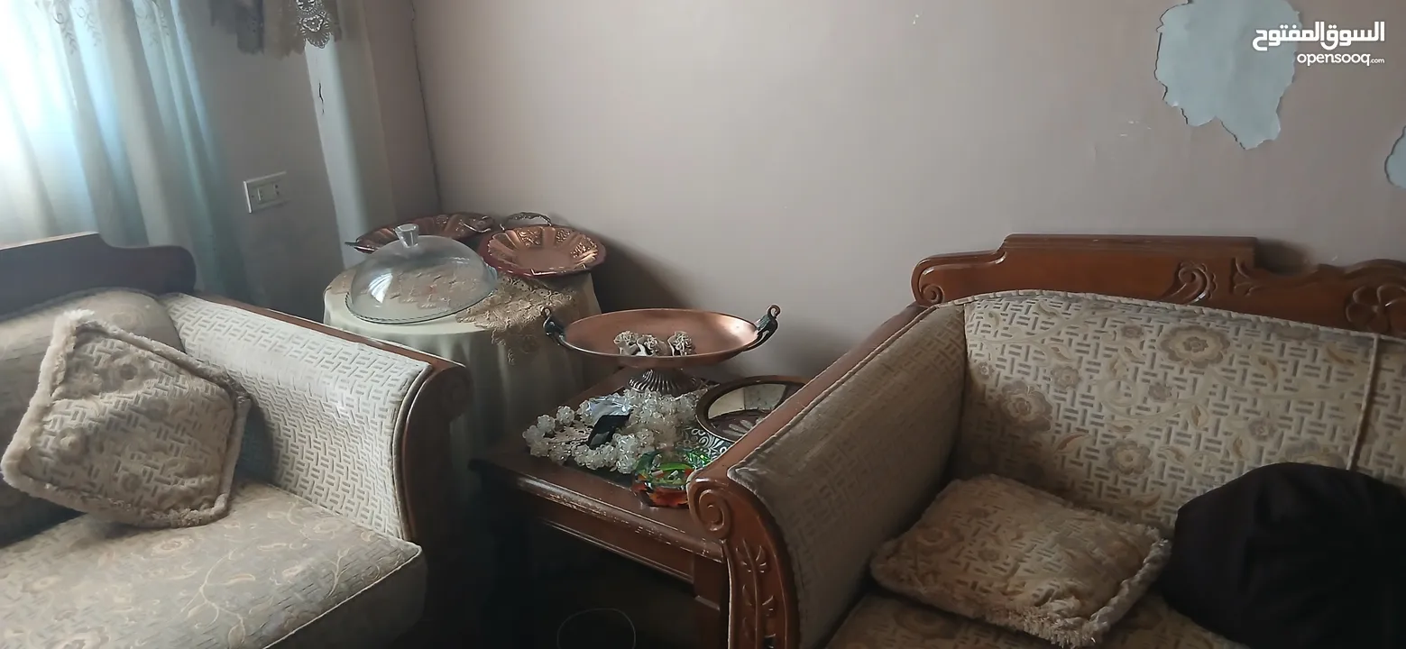 طقم كنب بحالة الوكاله مع طاولات