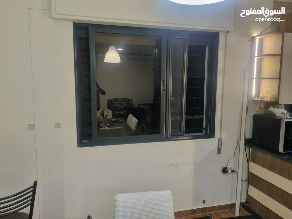 شباك المنيوم اسود مقطع خاص زجاج دبل لون عسلي مع كامل أغراضه الحلق والاباجور والرخام