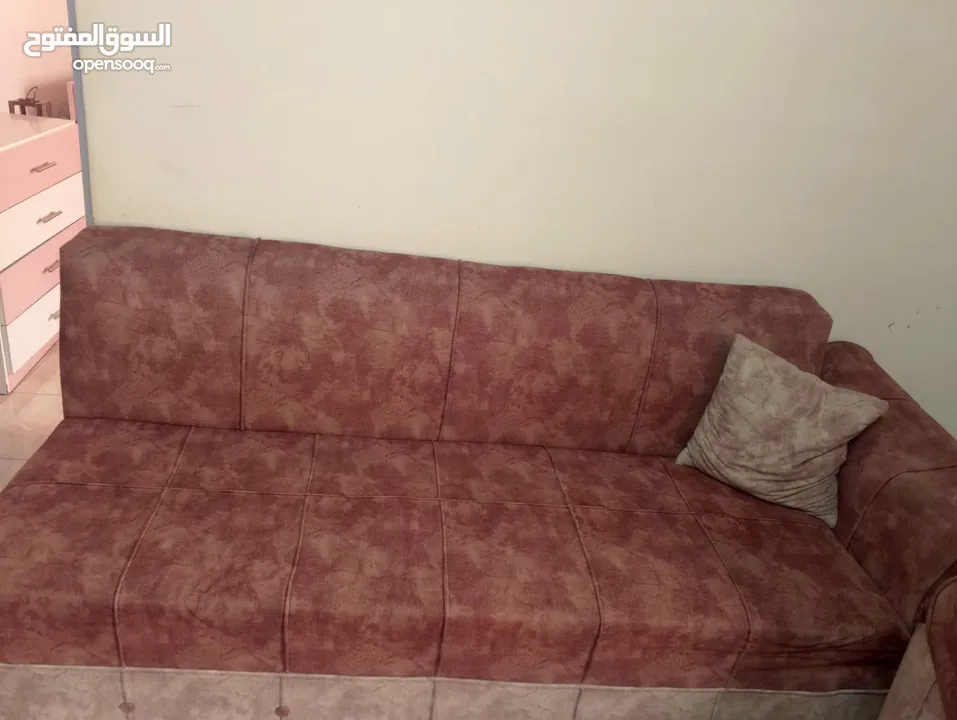 كنب مع طاولات وبرداي وسجادة