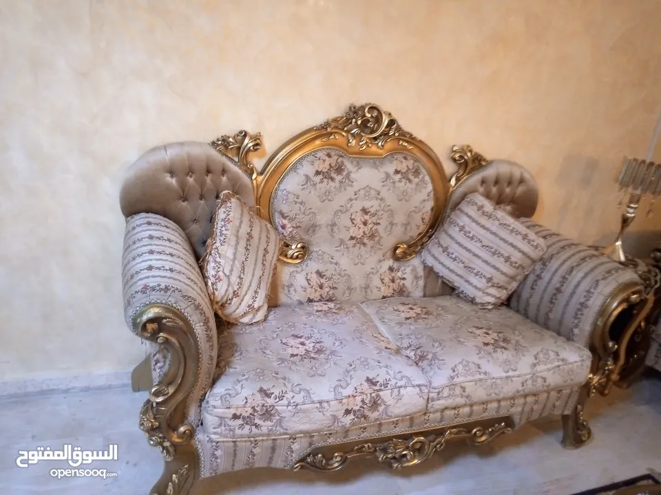 طقم كنب مصري بحاله جيده مع الطاولات