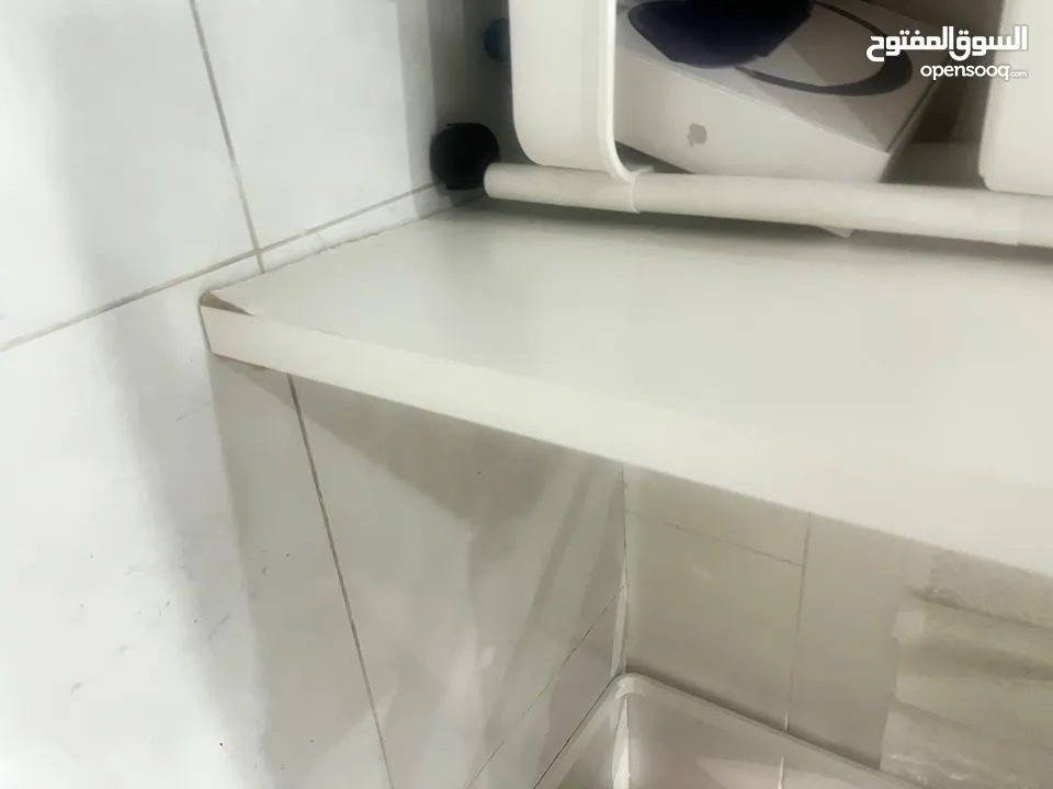 مكتب ايكيا مستعمل يوجد فيه خدوشات للبيع بسعر جيد