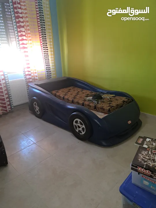 سرير ولادي على شكل سياره مستعمل استعمال خفيف اجنبي لون ازرق  السعر المطلوب 150 دينار