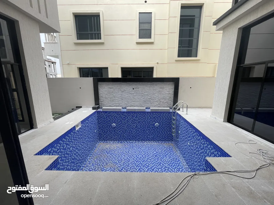(M) فيلا 5 غرف ماستر مع حمام سباحة تشطيب ممتاز فى الزاهية عجمان