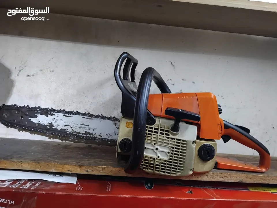 منشار بنزين ماركة STIHL