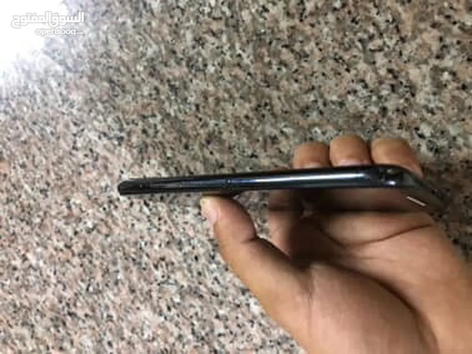 آيفون 11pro max التلفون نضيف جدا بس مغير بطاريه و الشاشه فيها شعر
