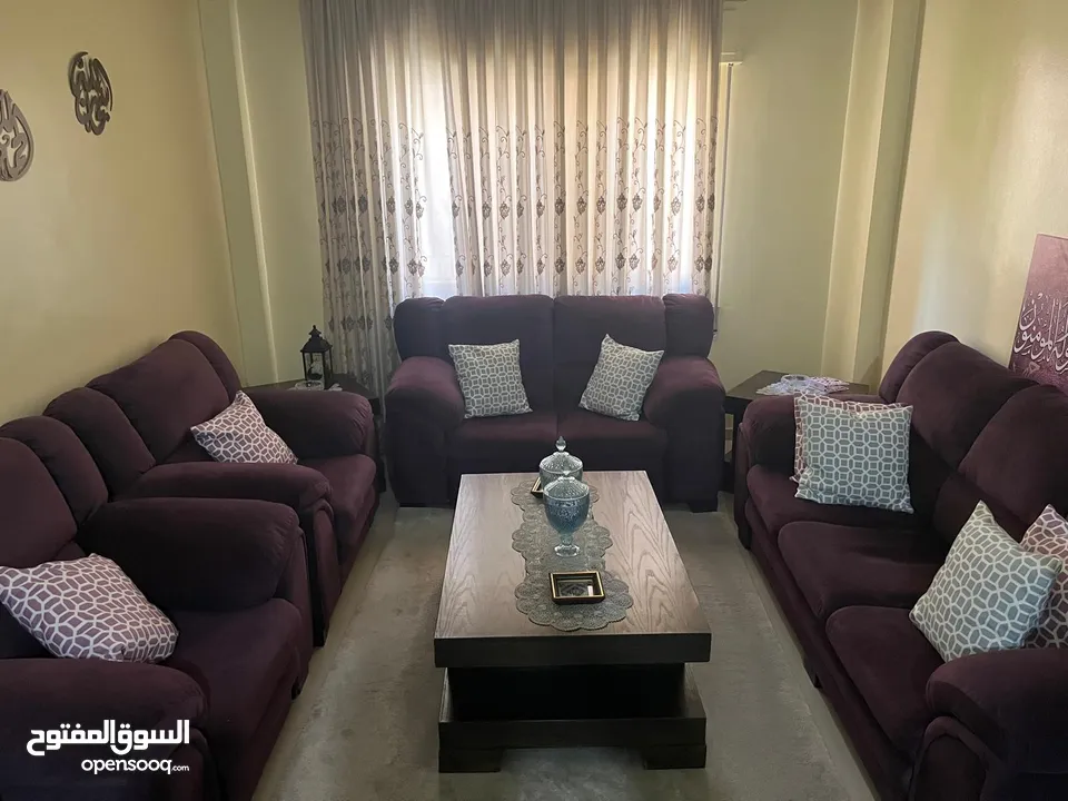 طقم كنب صالون مستعمل بحال الجديد لون بنفسجي  مقاعد 7 مع وجود طاولة وسط و طربزات خشب