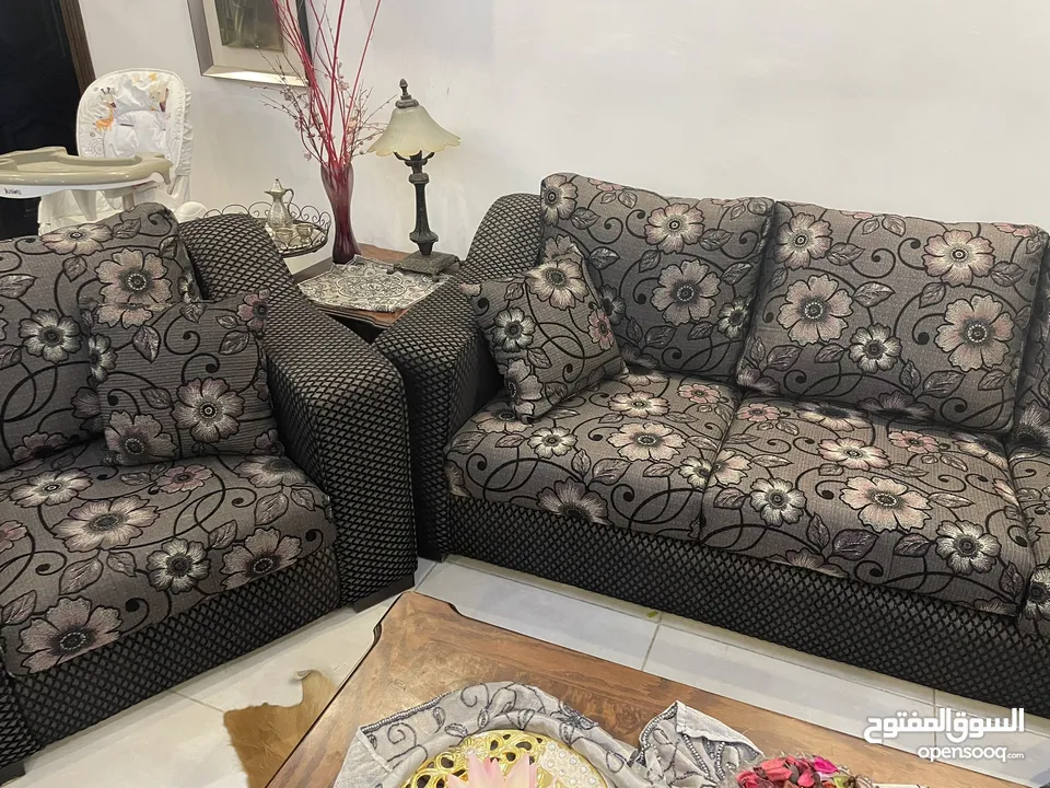 طقم كنب سبع مقاعد +طاوله سفره و8 كراسي +3 طاولات واحده وسط