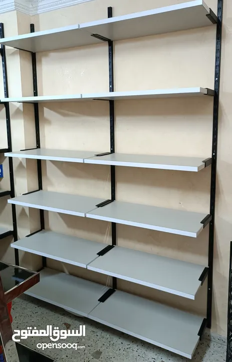 رفوف خشب وزجاج