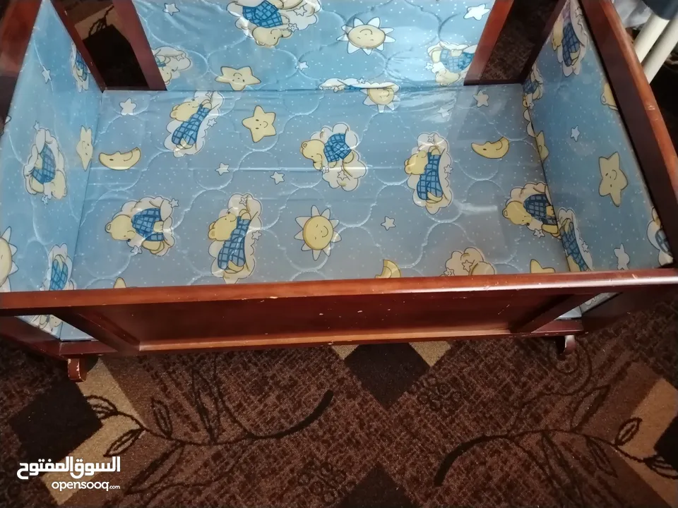 تخت بيبي عدد 2 ازرق و زهري اندونيسي مع الهزاز للتواصل