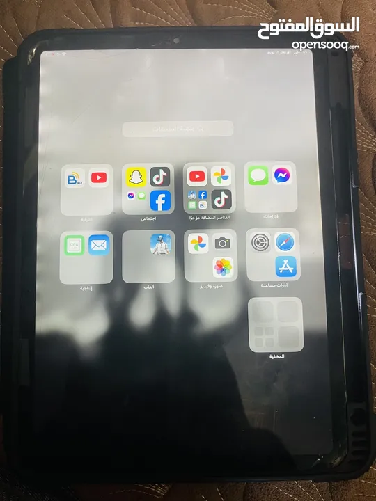 iPhone 12 promax 256 بطارية 87 شاشتو فيها شعر والضهر من عند الكاميرات مشعور الجهاز بحالة ممتازة