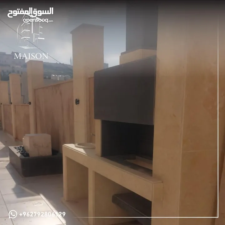 شفة شبه ارضي مع ترس و شلال بأفخم التشطيبات العصرية خلف المدارس العالمية