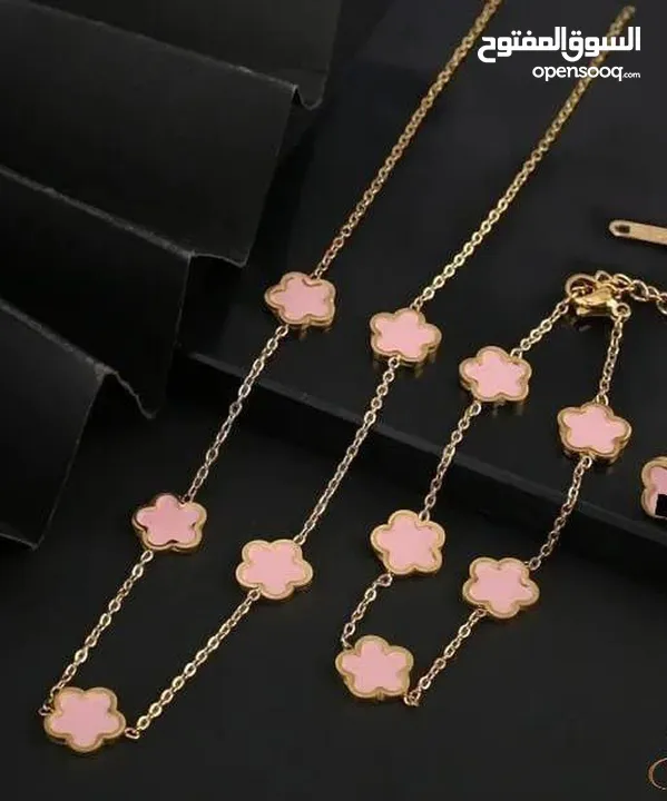 سوار ذهبي فاخر بتصميم أنيق ومميز