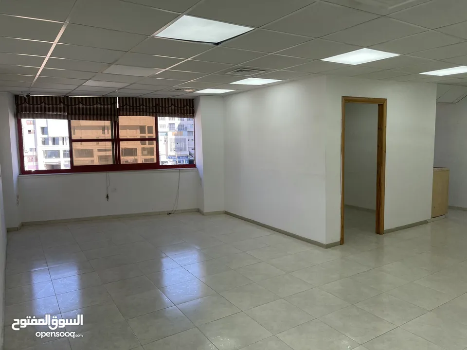 مكتب واسع وسط مدينة رام الله للايجار
