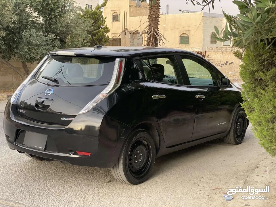 نيسان ليف 2015