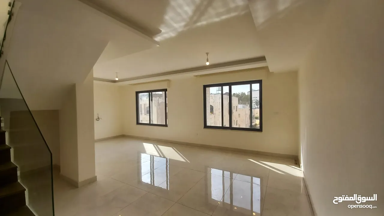 دوبلكس مميز مع ورف للبيع في ام اذينة  ( Property 40850 )-174973119