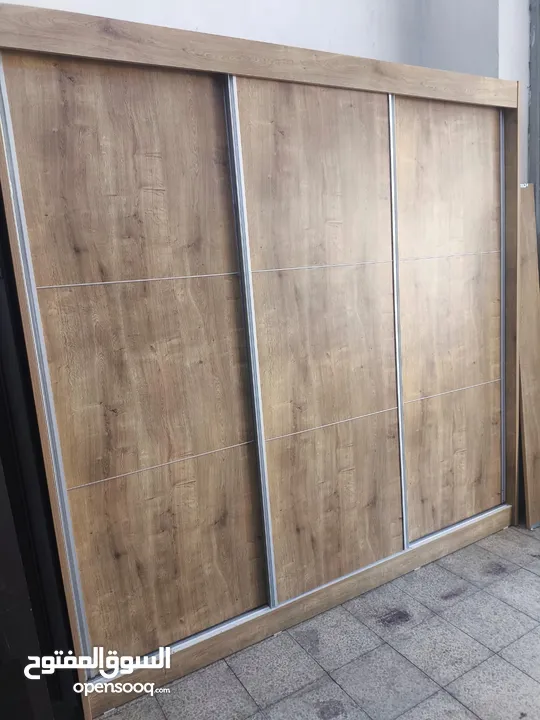 غرفة نوم بلون خشبي مميز