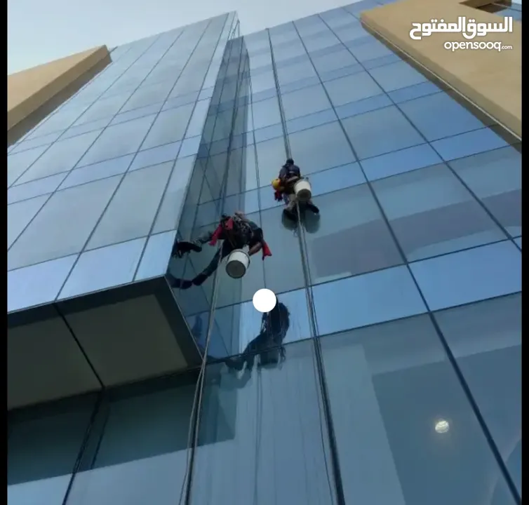 تنظيف واجهة المباني زجاجية