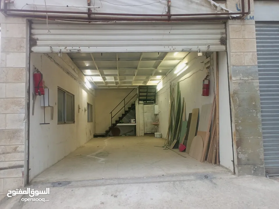 مخازن عدد اثنين للبيع  مساحه كل واحد 48 وسده 45 يعني 90 متر للاستفسار ويصلح صناعي وغذاىي الموقع اهل