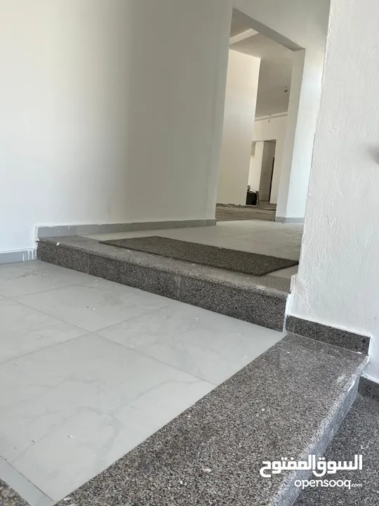 طابق 2 للايجار في ماركا الشمالية قرب المركز الأمني شارع يحيى ابن المختار عماره رقم 28 المجمع الكريم.