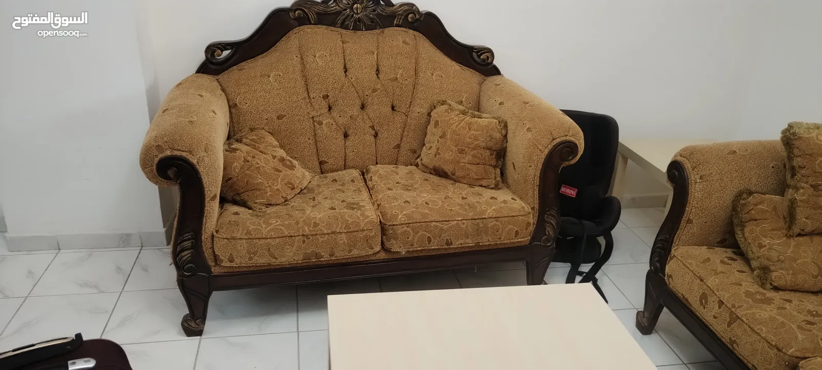 طقم كنب نوع خشب ثقيل مع طاولات  للبيع بسعر ممتاز  للبيع بداعي السفر