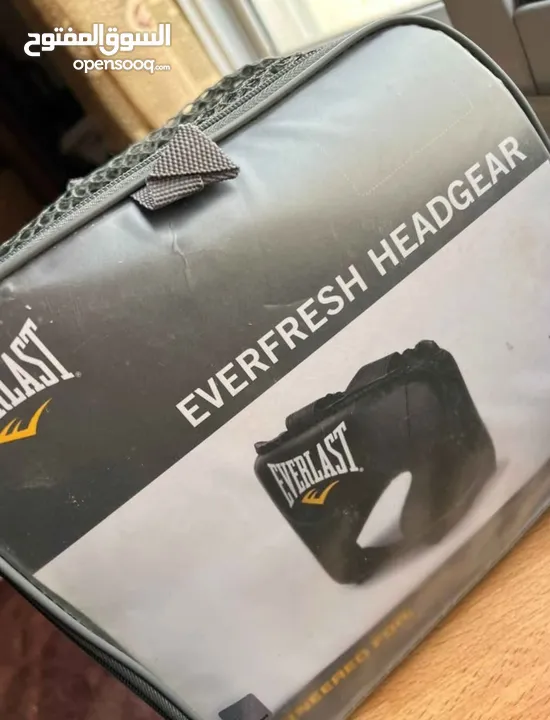 خوذة EVERLAST حماية رأس رياضيه للألعاب القتاليه اصليه ميه بالميه بحالة الوكاله فعليا وعلى الفحص