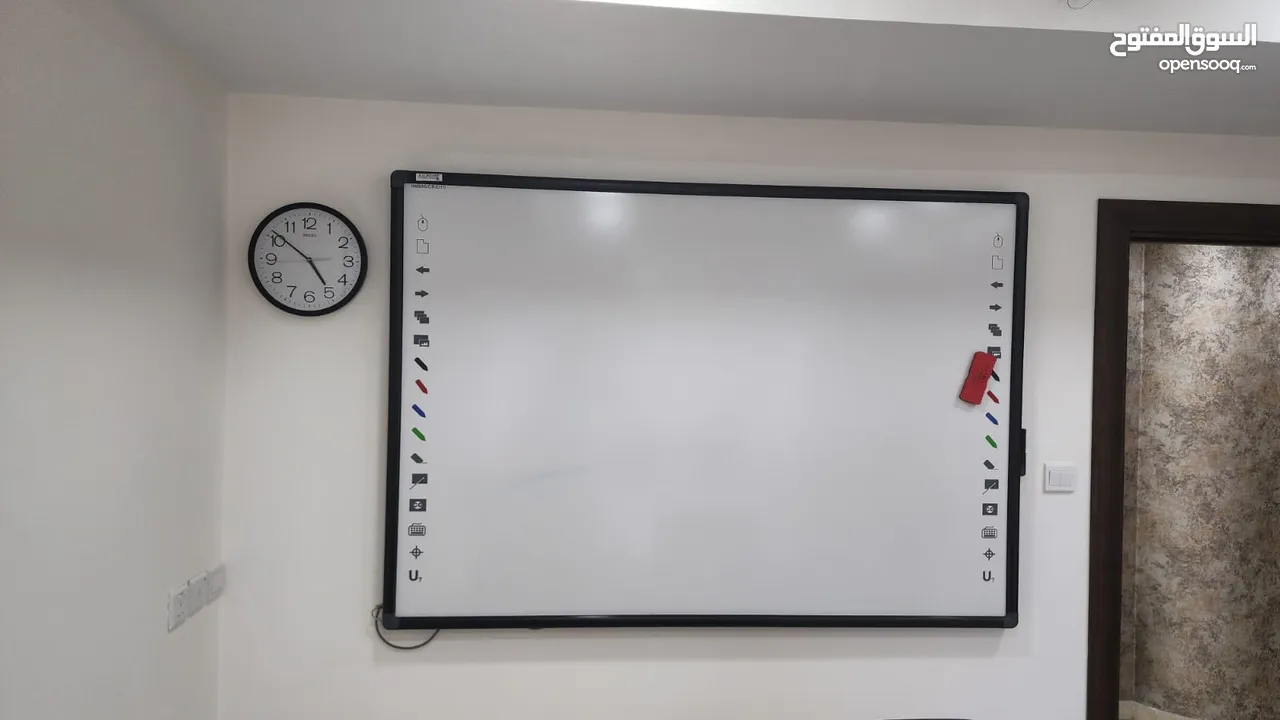 اثاث مدرسة ( لوح ذكي + بروجيكتور + ديسك قاعة صفية)