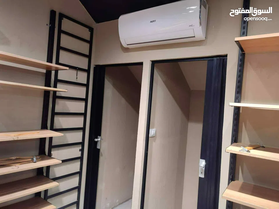 محل تجاري / 3 واجهات زجاج / ديكور جاهز / غرفتين غيار /