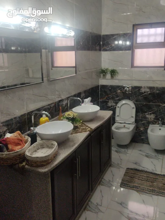 بيت مستقل  4 غرف نوم ماستر روم 4 واجهات حجر بلكونات صالات كراج خزان ماء تدفئه سور حديقه عزل اطلاله ح