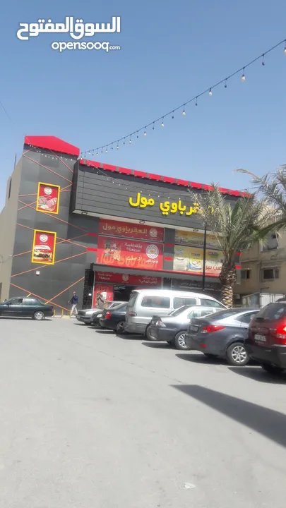 ثلاثة محلات تجارية للإيجار بدون خلو في موقع مميز في الزرقاء السوق التجاري قرب دوار معصوم شارع رئيسي