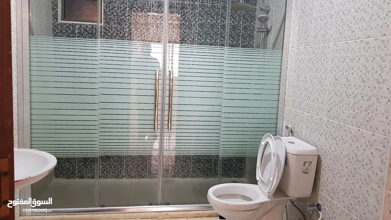 للبيع شقق سكنيه جديده في منطقة المدينة الرياضية, في عماره مكونه من 8 شقق فقط