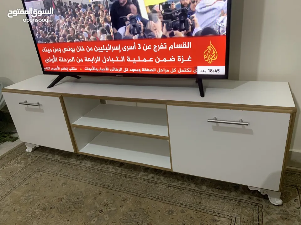 طاولة تلفزيون