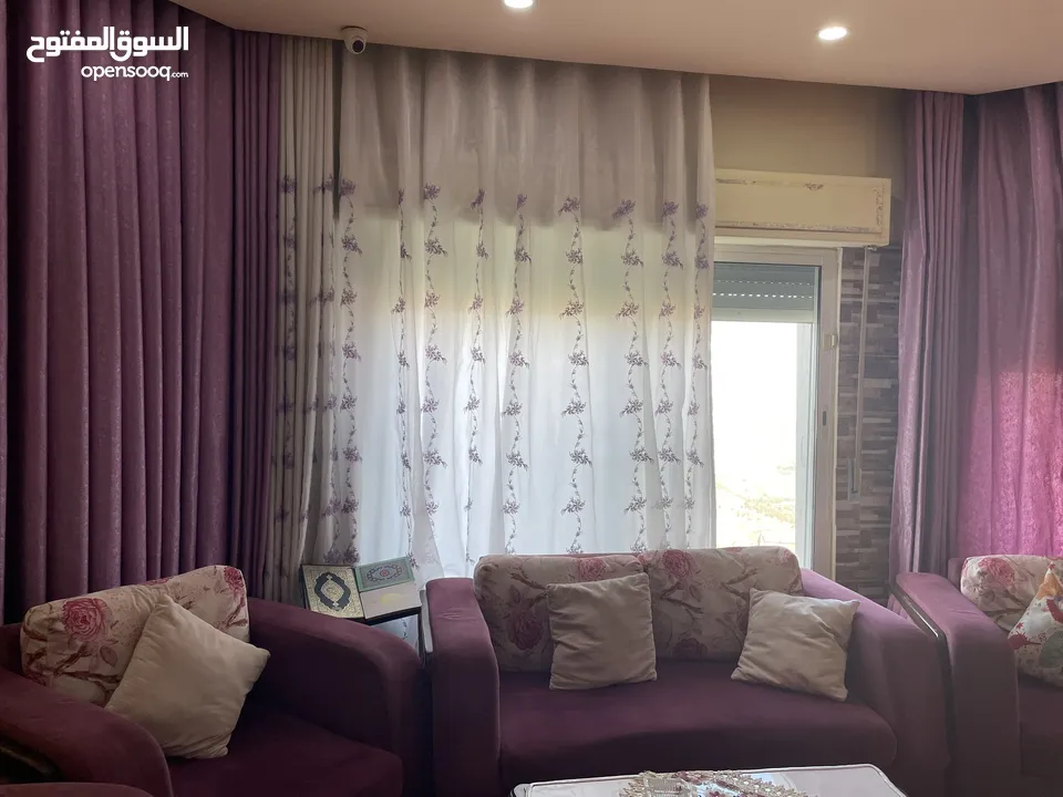 طقم كنب غرفة جلوس مع البرادي للبيع