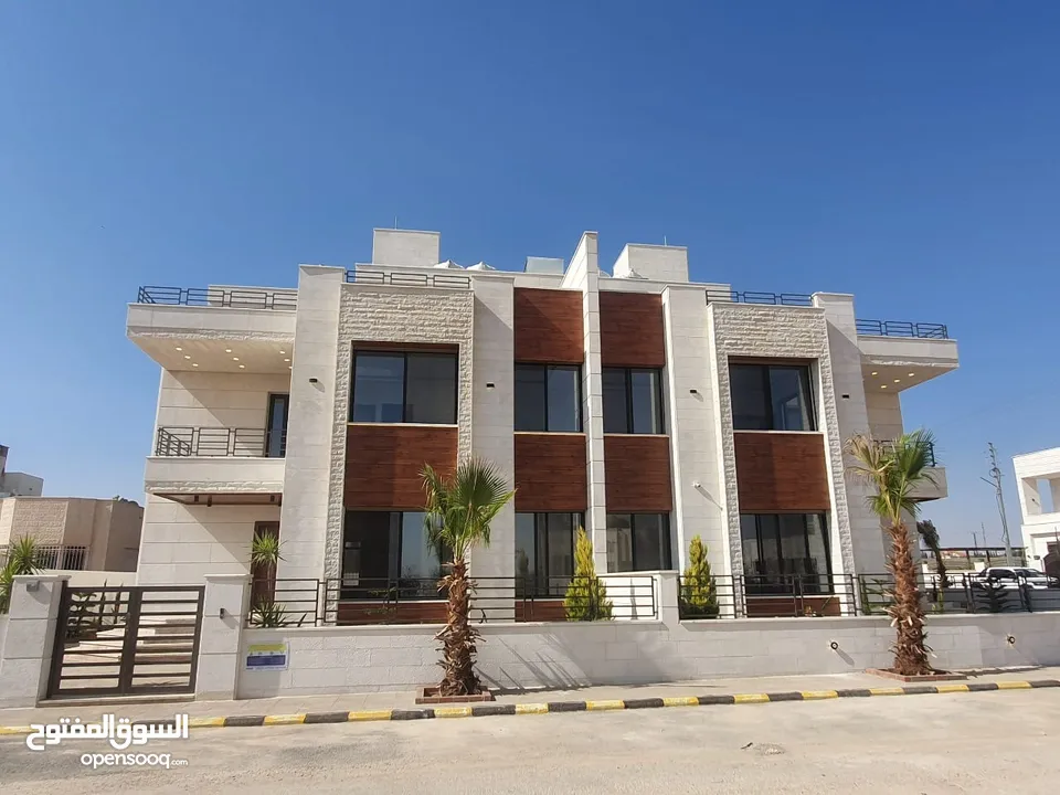 فيلا للبيع في طريق المطار  بتشطيبات فندقية قرب جامعة الشرق الأوسط