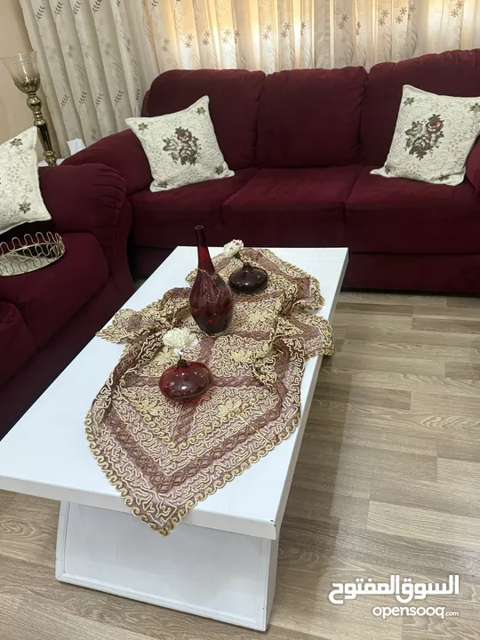 كنب لون خمري  طاولات طقم  لون ابيض 3  تيبل لامب 2  براويز 2  طاولة تلفزيون