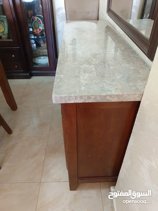طقم كنب وطقم طربيزات و قنصل و طقم سفرة مع دريسوار فخم جدا