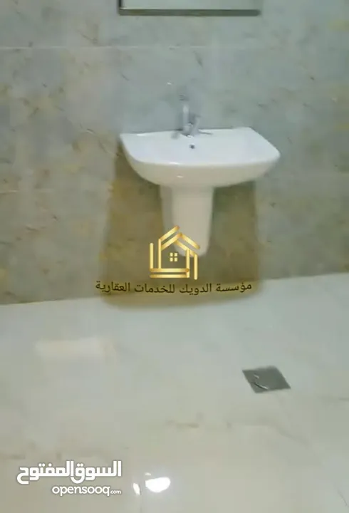شقة فارغة - المدينة الرياضية - 3نوم 1ماستر - 210م - مطلة - قريبة من الخدمات