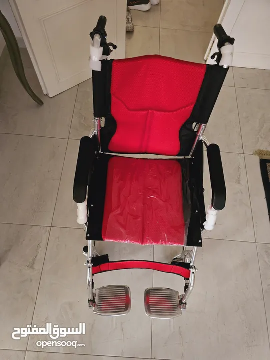 كرسي متحرك قابل للطي طبي خفيف الوزن كرسي متحرك لكبار السن لذوي الإحتياجات الخاصة