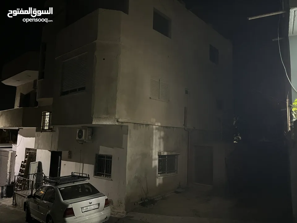 بيت للسكن للمهتمين وللمزيد من المعلومات التواصل منزل كامل ثلاثة طوابق مع ساحة ومع ارض جميلة
