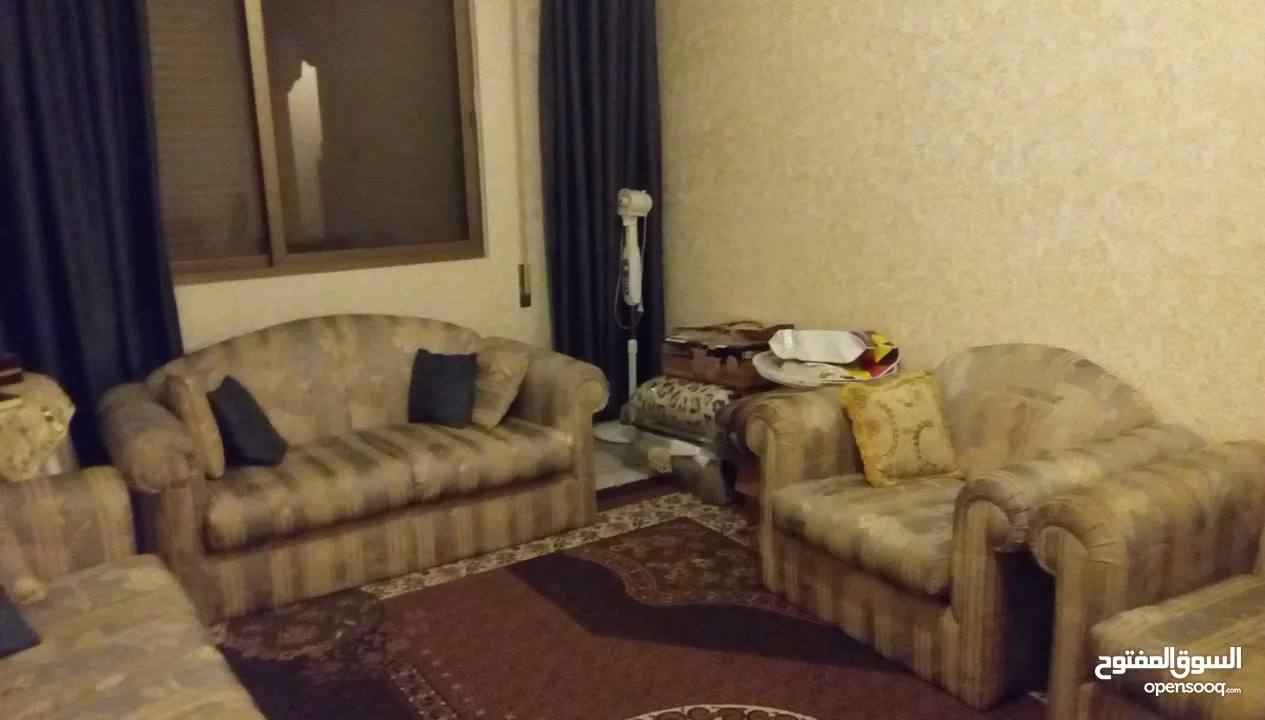 طقم كنب بحالة جيدة جدا للبيع بسعر تشجيعي